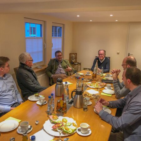 Am 5. Februar 2019 hatten wir im Kieswerk Pampel Besuch aus Berlin. Bundestagsabgeordneter Mike Beermann hat sich angekündigt, um sich unseren neuen Schwimmbagger im Kieswerk Pampel anzusehen.