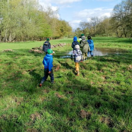 Erkunden der Teiche am Artenschutzhaus.