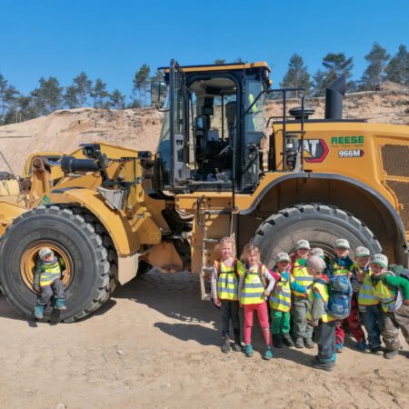 Kinder am Radlader im Kieswerk Reddingen