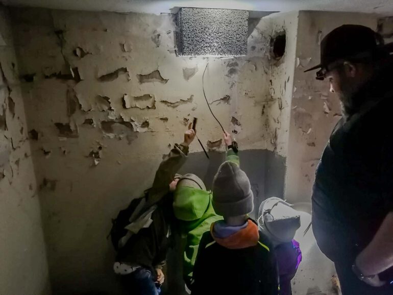 Kinder mit Endoskopkamera