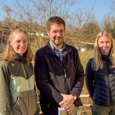 Von links: Julienne Wansner (Arten-Monitoring), Christian Höppner (patroVIT Ökologische Betriebsbegleitung & Landschaftsplanung GmbH), Antonia Wiese (Monitoring)