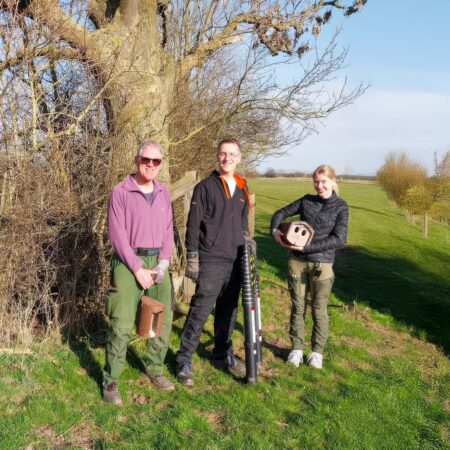 Dieter Aßbrock, Dr. Nick Büscher und Julienne Wansner mit Equipment während der Nistkastensanierung im „Birnbaumland“ Rinteln (Foto: © Christian Höppner/patroVIT).