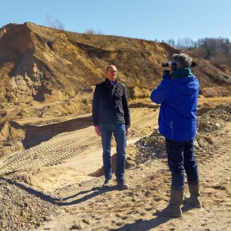Geschäftsführer Jörg-Peter Kölling während der Dreharbeiten im Kieswerk Pampel