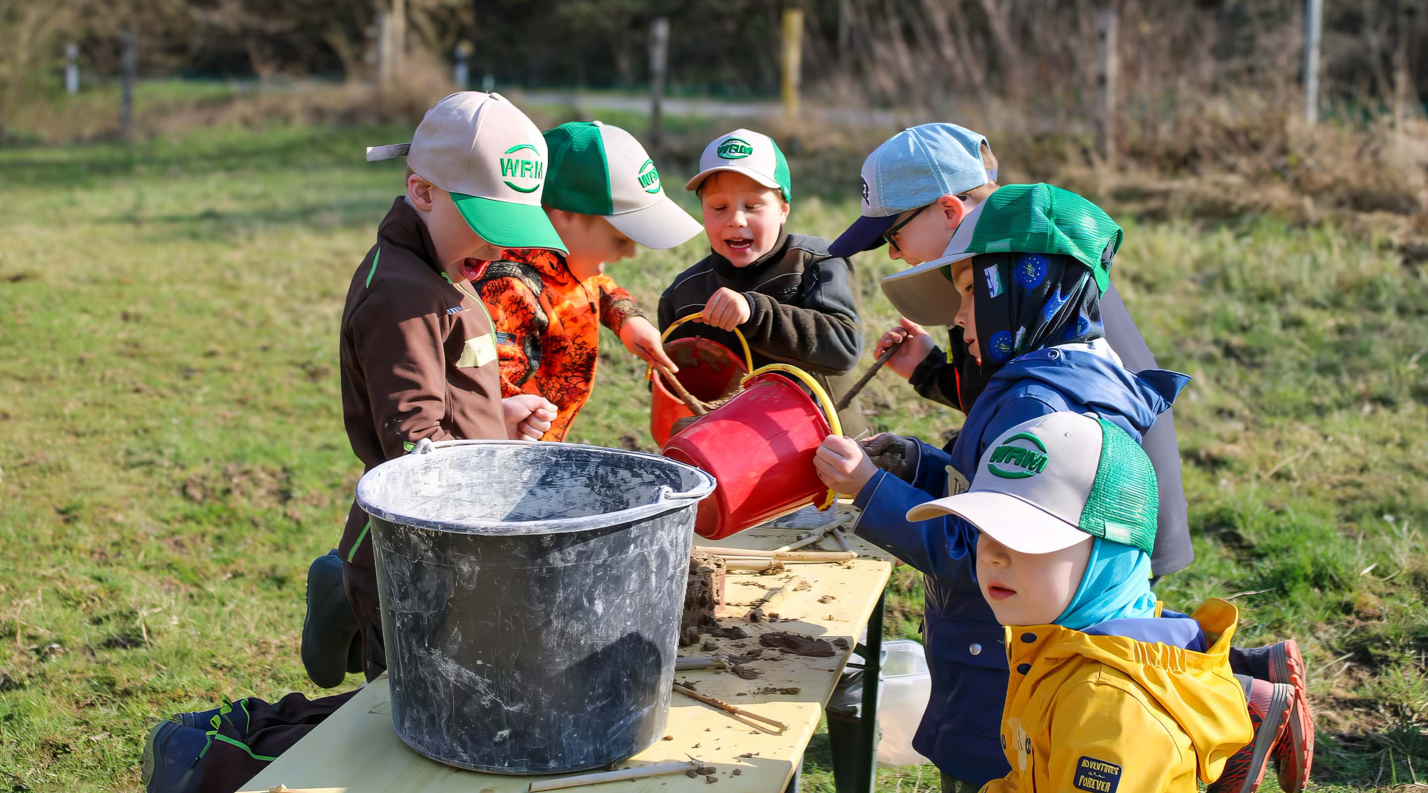 Aus Lehm und alten Ziegeln wird eine Nisthilfe für Insekten gestaltet