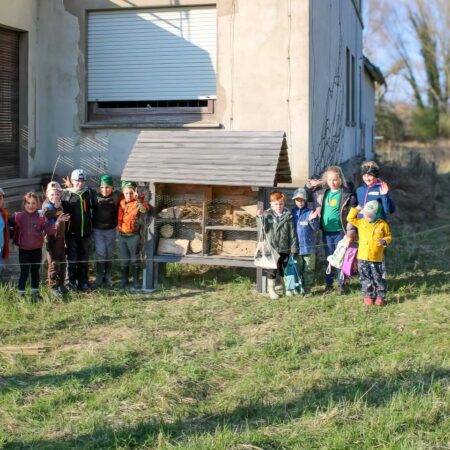Fleißige Naturforscher nach der Fertigstellung der Insektennisthilfen