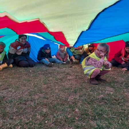 Unter dem Schwungtuch konnten sich alle wie in einer Fledermaushöhle fühlen