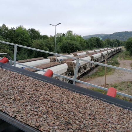 Bahnverladung am Kieswerk Bodenwerder: mit Kies beladene Waggons an der Verladeanlage